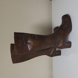 Never worn vintage modern Leather Women's Mid-Calf Low Heeled Boots in Brown